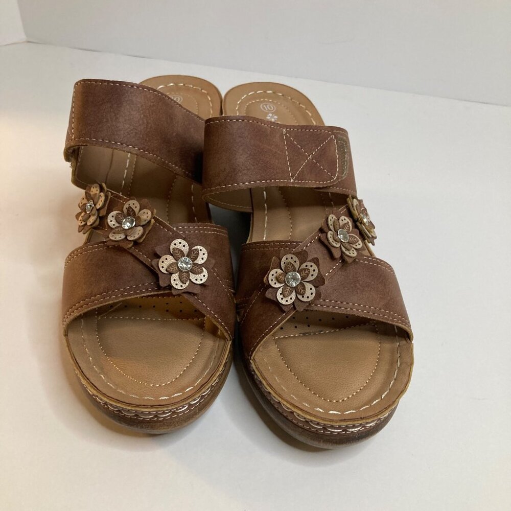 Womens Patrizia Lyndsay Wedge Sandal‎ Slip On Brown Flower Detail 10 NWOT
